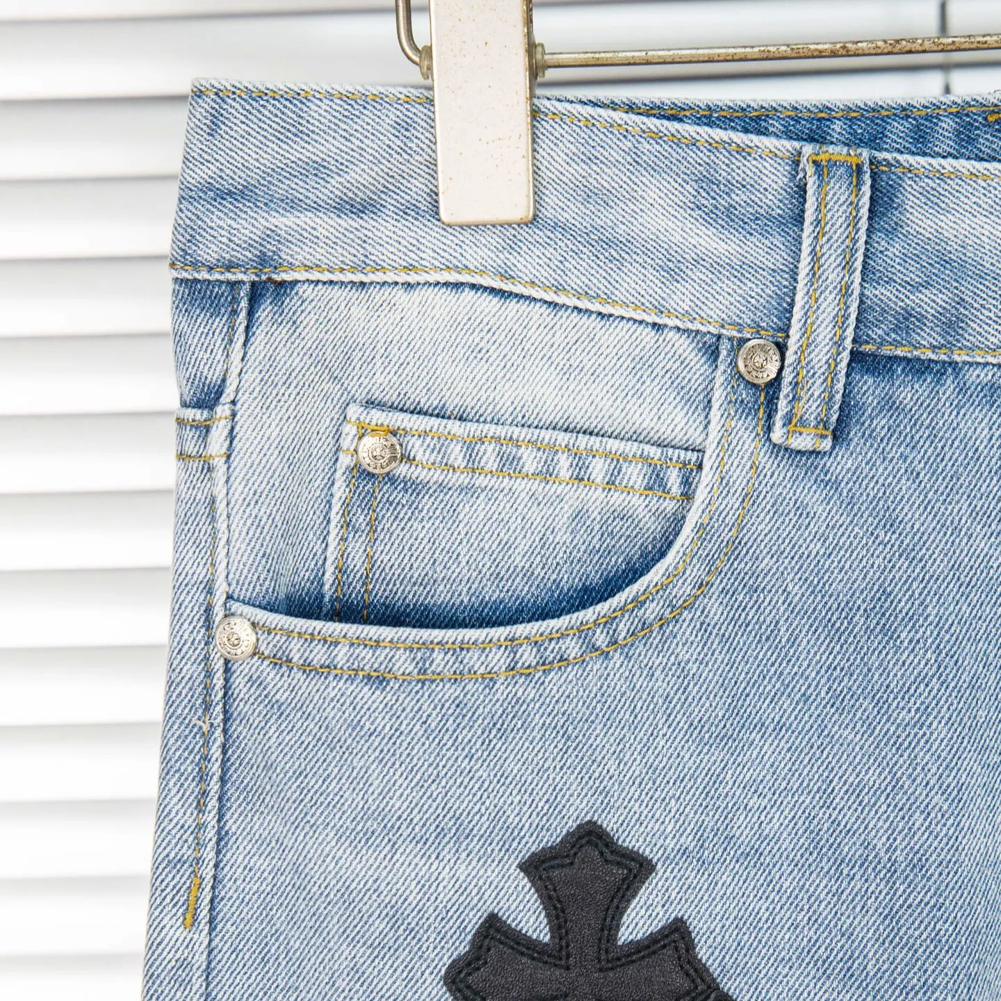 P240 Chrome Hearts light blue, black and white multi-quick leather couple jeans are a hot item this season and are sought after by countless celebrities and fashionistas. The neat details of the cutting process add color to the playful fashion! The neat and meticulous design, and the well-fitting structure is unique. The upper body not only has outstanding recognition, but also looks younger and younger. A style with the ultimate wearing meaning and performance, gorgeous color matching, and the craftsmanship of this style is also extremely extraordinary. After the finished product is washed, it is disassembled and hand-made with sheepskin cross leather and then spliced ​​together to complete. The whole piece has too many craftsmanship to describe. It is decorated with patchwork cross flowers and high-waisted washed jeans! ! Absolutely high-end luxury product, a god-level single product, a super popular product, made by top heavy industry, a magic weapon that cannot be missed. Style number: 1830# Size: 28 30 32 34 36 Color: light blue